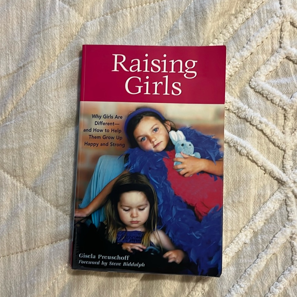 Raising Girls by Gisela Preuschoff (paperback)